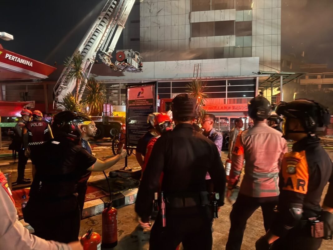 Brimob Polda Metro Jaya Bantu Penanganan Kebakaran Gedung Bapenda DKI Brimob Polda Metro Jaya Bantu Penanganan Kebakaran Gedung Bapenda DKI