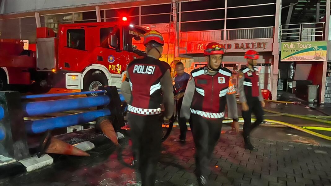 Dit Samapta Polda Metro Jaya Kerahkan Personel Bantu Tangani Kebakaran Gedung Bapenda Dit Samapta Polda Metro Jaya Kerahkan Personel Bantu Tangani Kebakaran Gedung Bapenda