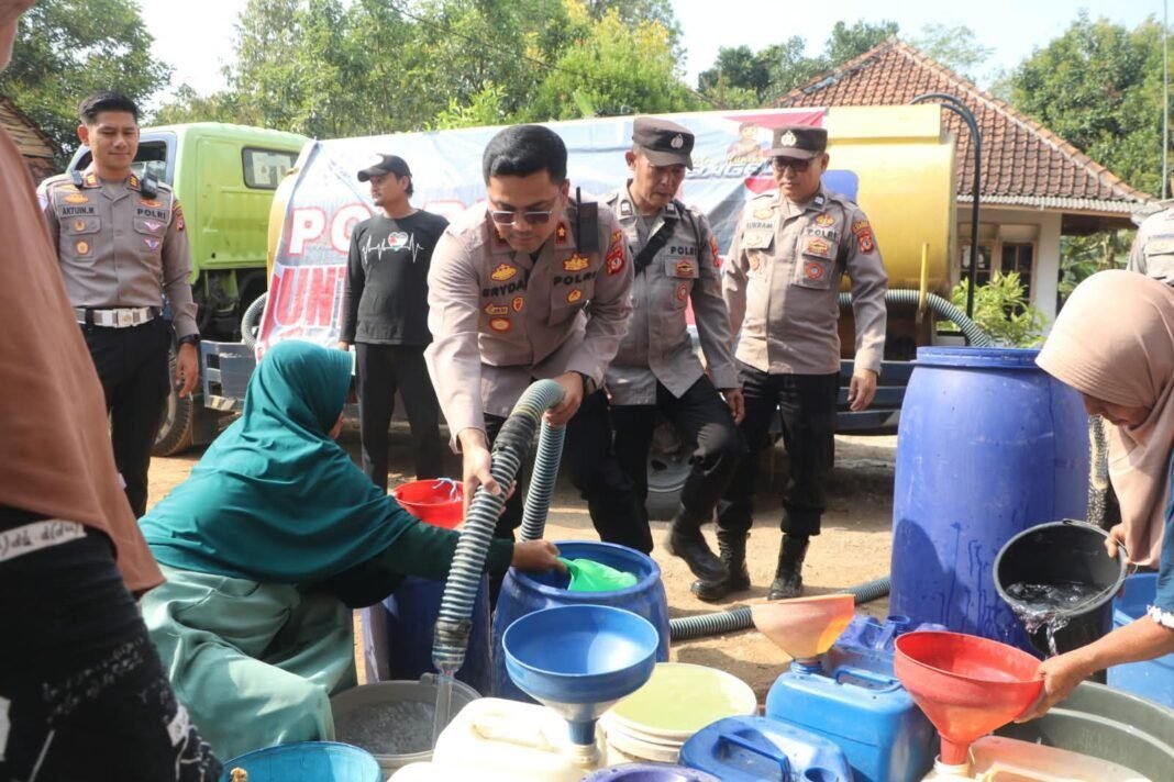 Polres Kuningan Salurkan Air Bersih dan Pengobatan Gratis di Cihanjaro Polres Kuningan Salurkan Air Bersih dan Pengobatan Gratis di Cihanjaro