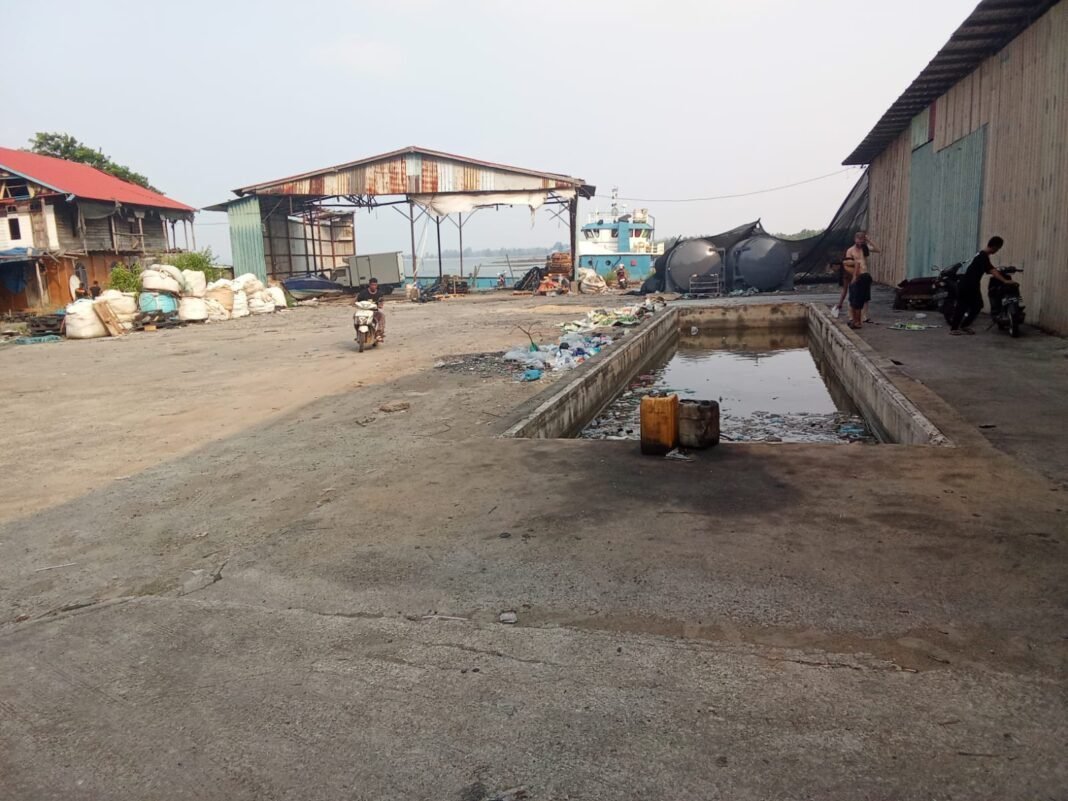 Warga Tanjung Sengkuang Keluhkan Abu Arang dari PT Karbon, Masakan Ikut Menghitam* Warga Tanjung Sengkuang Keluhkan Abu Arang dari PT Karbon, Masakan Ikut Menghitam*