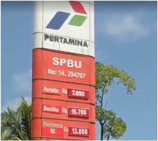 Diduga Ada Pembongkaran BBM Subsidi di Lahan Samping SPBU Bundaran Simpang Basecamp Batam* Diduga Ada Pembongkaran BBM Subsidi di Lahan Samping SPBU Bundaran Simpang Basecamp Batam*