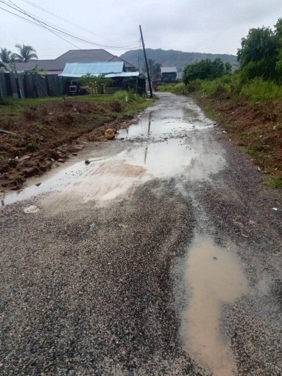 Akses Menuju Puskesmas Kalangan Rusak Parah, Warga Keluhkan Jalan Berlubang Akses Menuju Puskesmas Kalangan Rusak Parah, Warga Keluhkan Jalan Berlubang