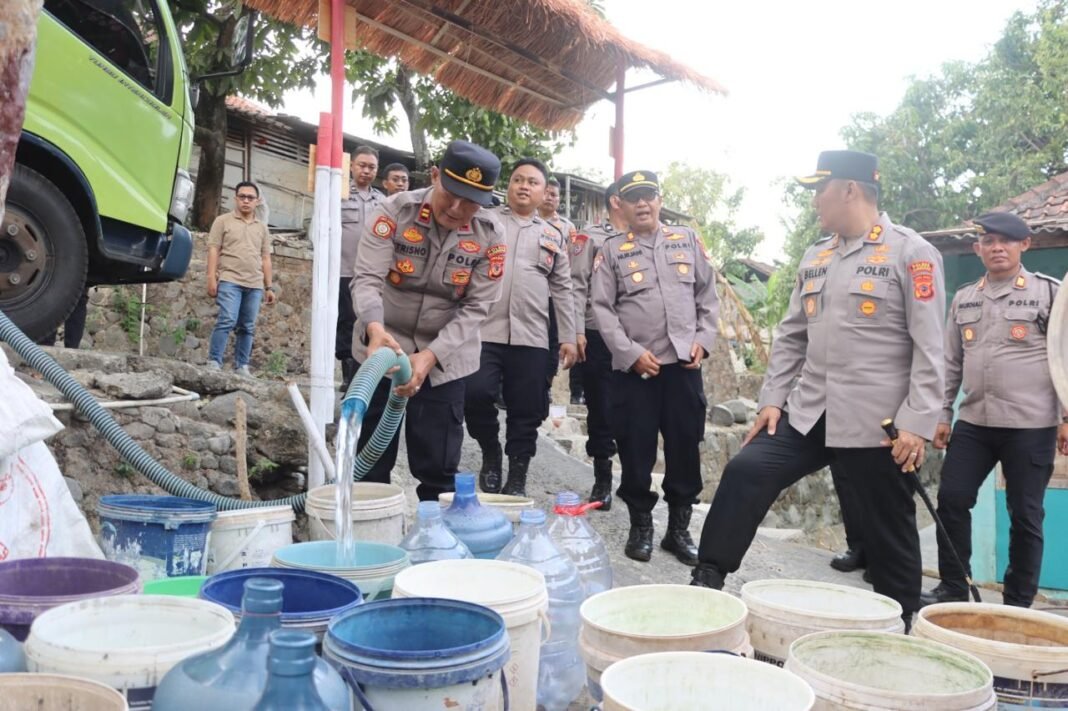 Polres Kuningan Salurkan Bantuan Air Bersih ke Dua Desa yang Dilanda Krisis Air Polres Kuningan Salurkan Bantuan Air Bersih ke Dua Desa yang Dilanda Krisis Air