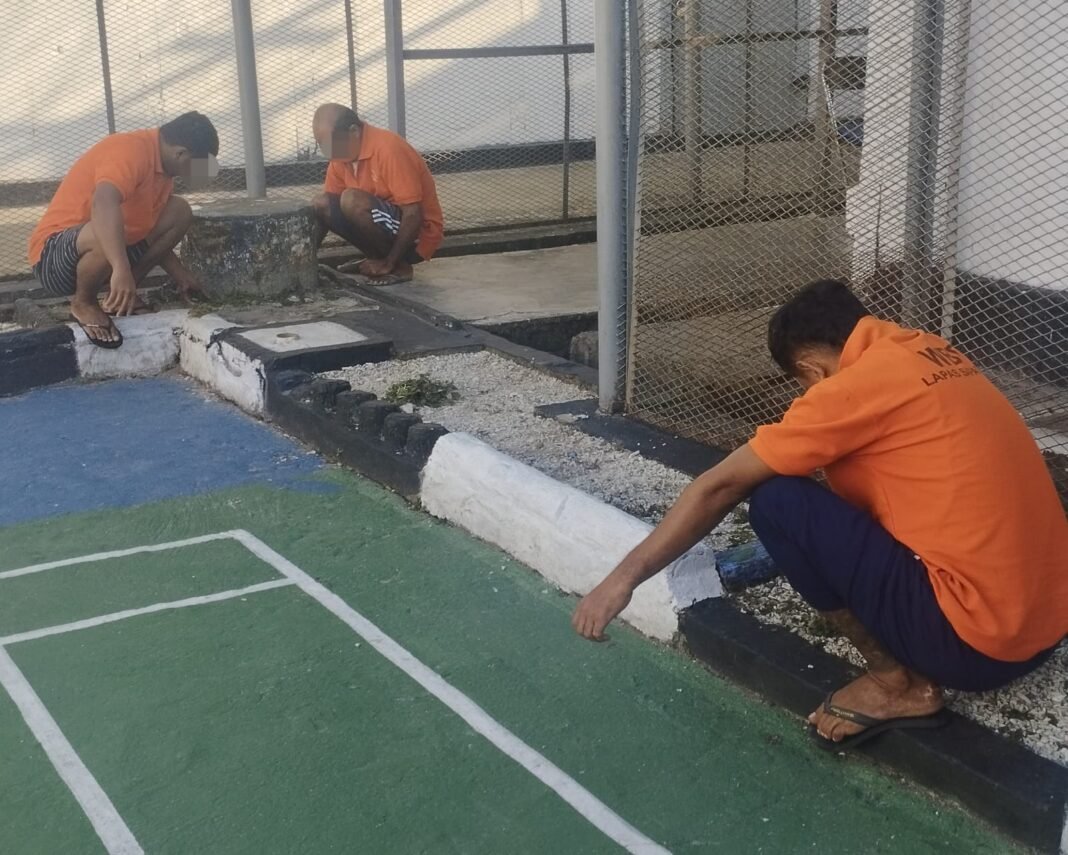 Warga Binaan Lapas Saparua Gotong Royong Jaga Kebersihan Blok Hunian Warga Binaan Lapas Saparua Gotong Royong Jaga Kebersihan Blok Hunian