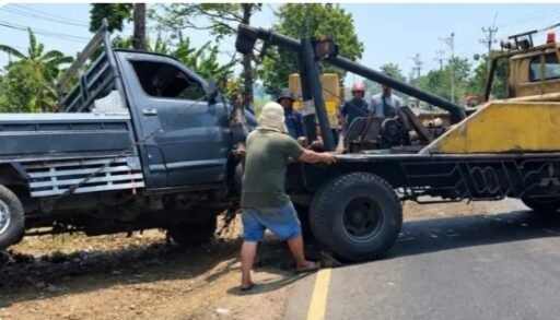 Terjadi Laka, Pikap E 8139 BF Nyemplung ke Parit Terjadi Laka, Pikap E 8139 BF Nyemplung ke Parit