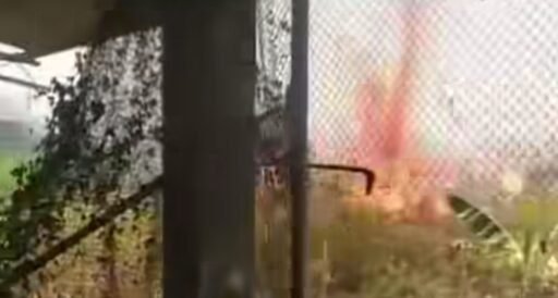 🔥 API MENGAMUK DI SAMPING DUA PABRIK! LAHAN ALANG-ALANG DI LEBAKSIU TERBAKAR, WARGA WAS-WAS 🔥 API MENGAMUK DI SAMPING DUA PABRIK! LAHAN ALANG-ALANG DI LEBAKSIU TERBAKAR, WARGA WAS-WAS