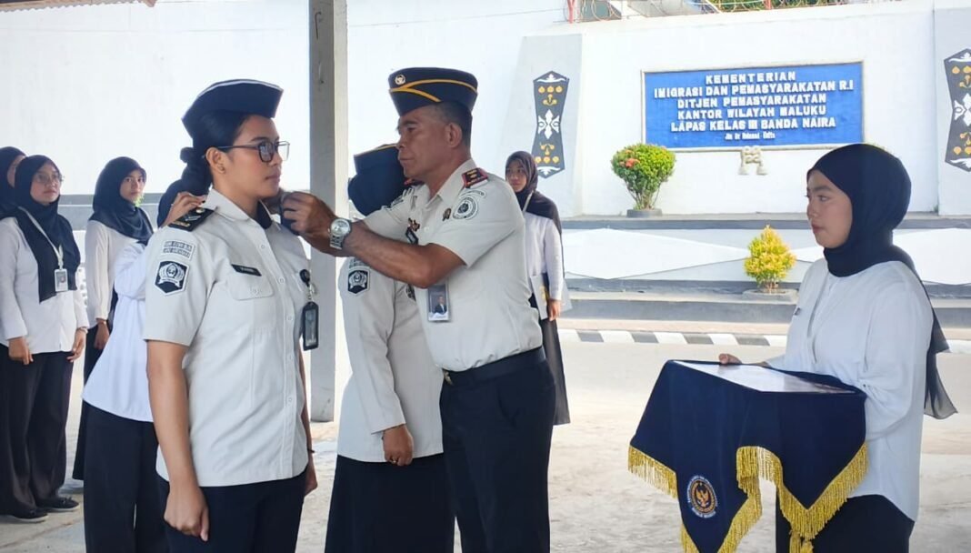 Penyematan Kenaikan Pangkat, Lapas Bandanaira Dorong Profesionalisme dan Kinerja Petugas Penyematan Kenaikan Pangkat, Lapas Bandanaira Dorong Profesionalisme dan Kinerja Petugas