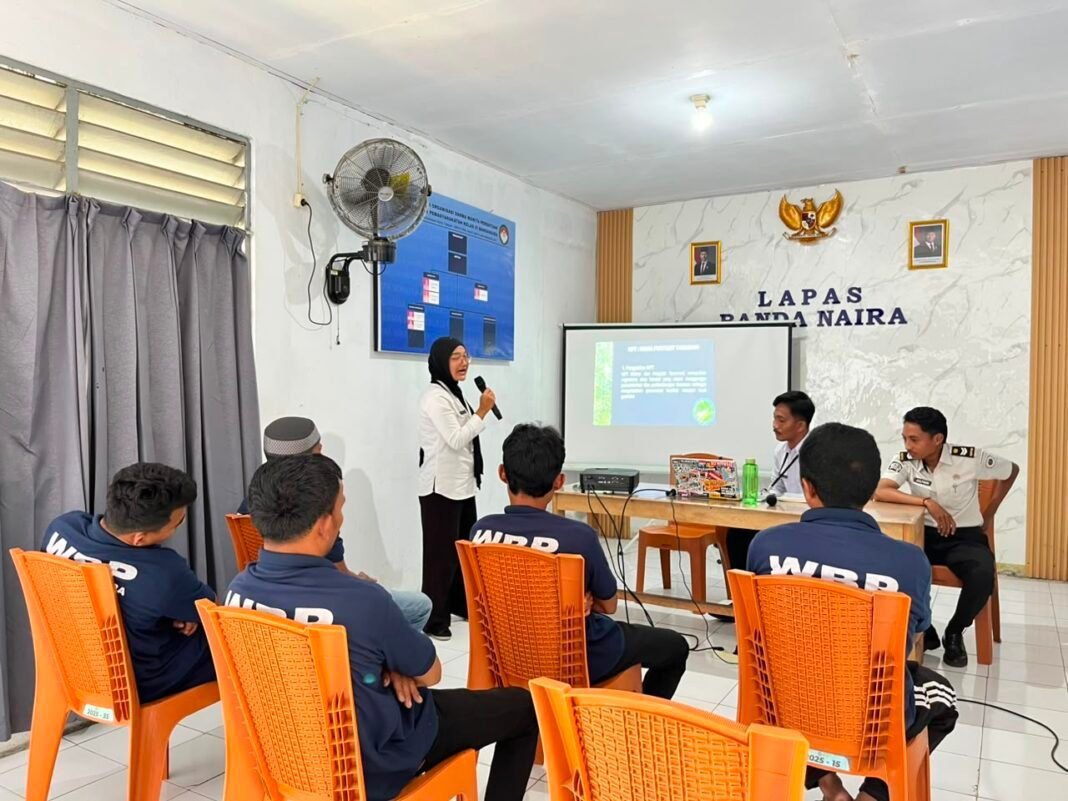 Lapas Bandanaira dan Peserta Magang Edukasi Warga Binaan tentang Pengendalian Hama Tanaman Lapas Bandanaira dan Peserta Magang Edukasi Warga Binaan tentang Pengendalian Hama Tanaman