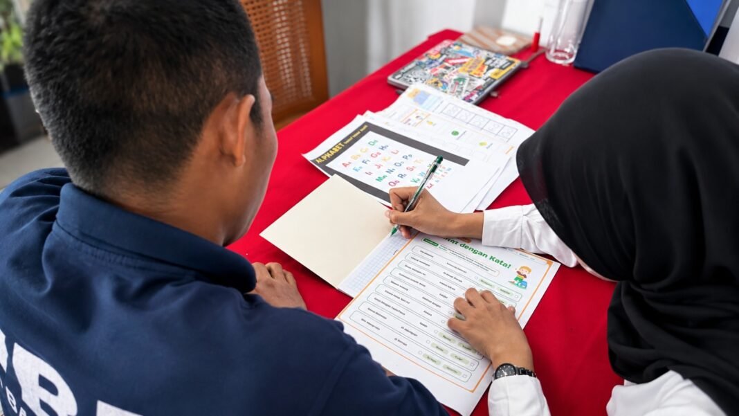 Tingkatkan Literasi, Warga Binaan Lapas Bandanaira Belajar Baca Tulis Tingkatkan Literasi, Warga Binaan Lapas Bandanaira Belajar Baca Tulis