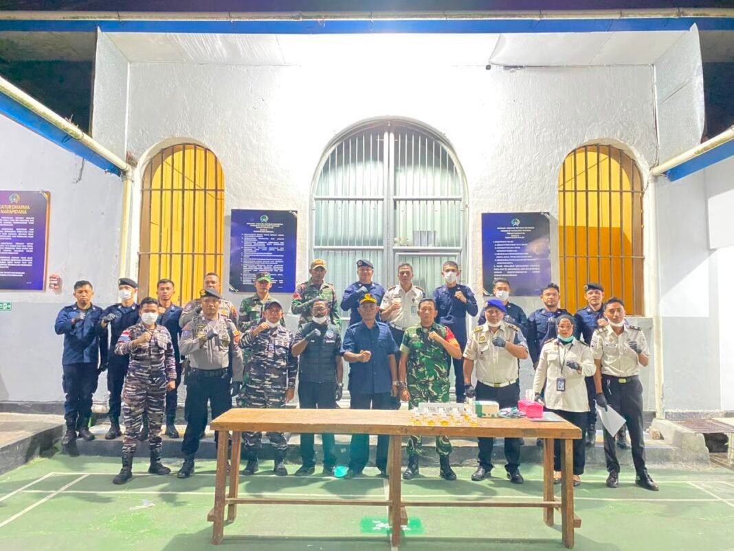 Berantas Halinar, Lapas Bandanaira Gelar Razia dan Tes Urine Bersama TNI-Polri Berantas Halinar, Lapas Bandanaira Gelar Razia dan Tes Urine Bersama TNI-Polri