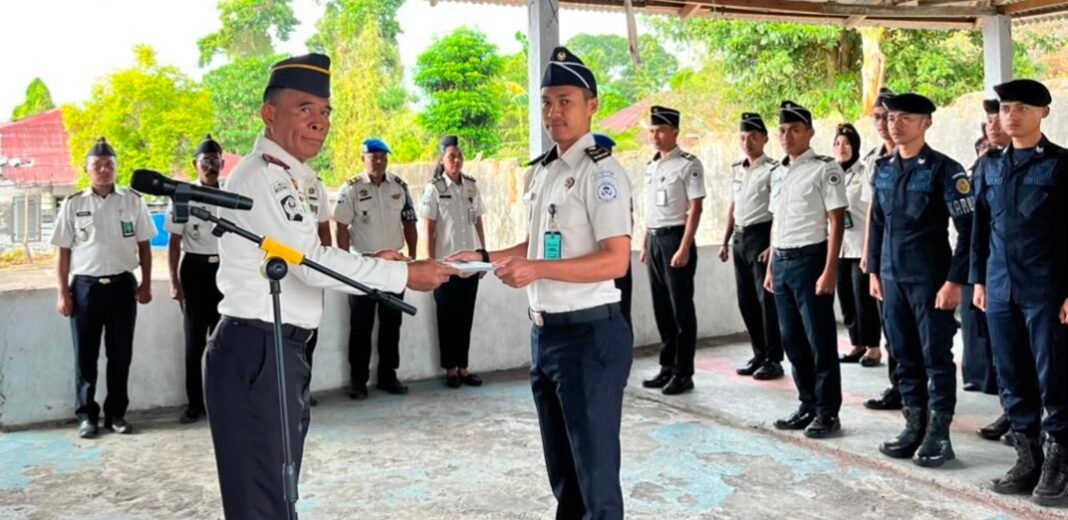 Apresiasi Kinerja, Lapas Bandanaira Berikan Penghargaan Pegawai Teladan Apresiasi Kinerja, Lapas Bandanaira Berikan Penghargaan Pegawai Teladan
