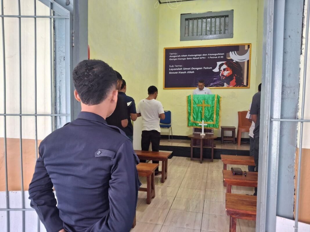 Perkuat Iman, Warga Binaan Nasrani Lapas Bandanaira Ikuti Ibadah Tutup Usbu Perkuat Iman, Warga Binaan Nasrani Lapas Bandanaira Ikuti Ibadah Tutup Usbu