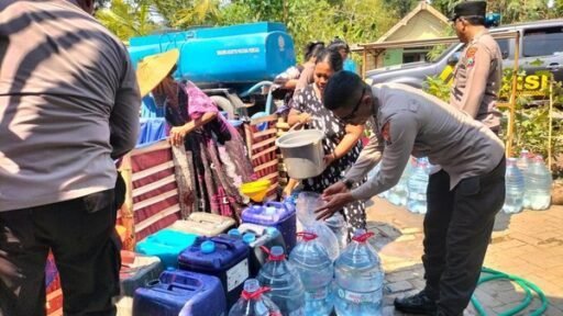 Kemarau Panjang Tekan Warga Bojonegoro, 25 Ribu Liter Air Bersih Disalurkan ke Kumpulrejo Kemarau Panjang Tekan Warga Bojonegoro, 25 Ribu Liter Air Bersih Disalurkan ke Kumpulrejo