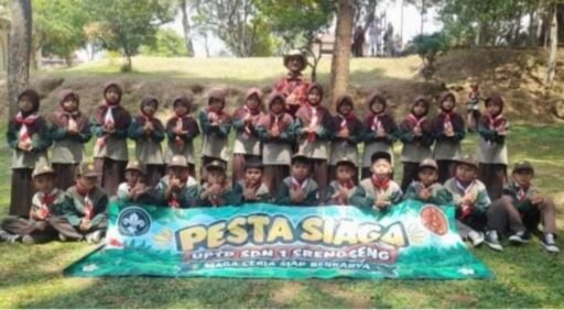 Puluhan Anak Siaga SDN 1 Srengseng, Berjanji Dibawah Langit Kuningan. Puluhan Anak Siaga SDN 1 Srengseng, Berjanji Dibawah Langit Kuningan.