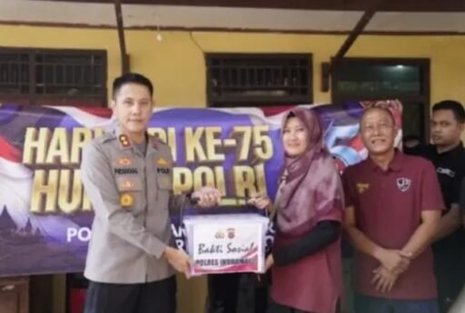 Peringati 75 Tahun Humas Polri, Polisi dan Awak Media di Indramayu Gelar Aksi Sosial Peringati 75 Tahun Humas Polri, Polisi dan Awak Media di Indramayu Gelar Aksi Sosial
